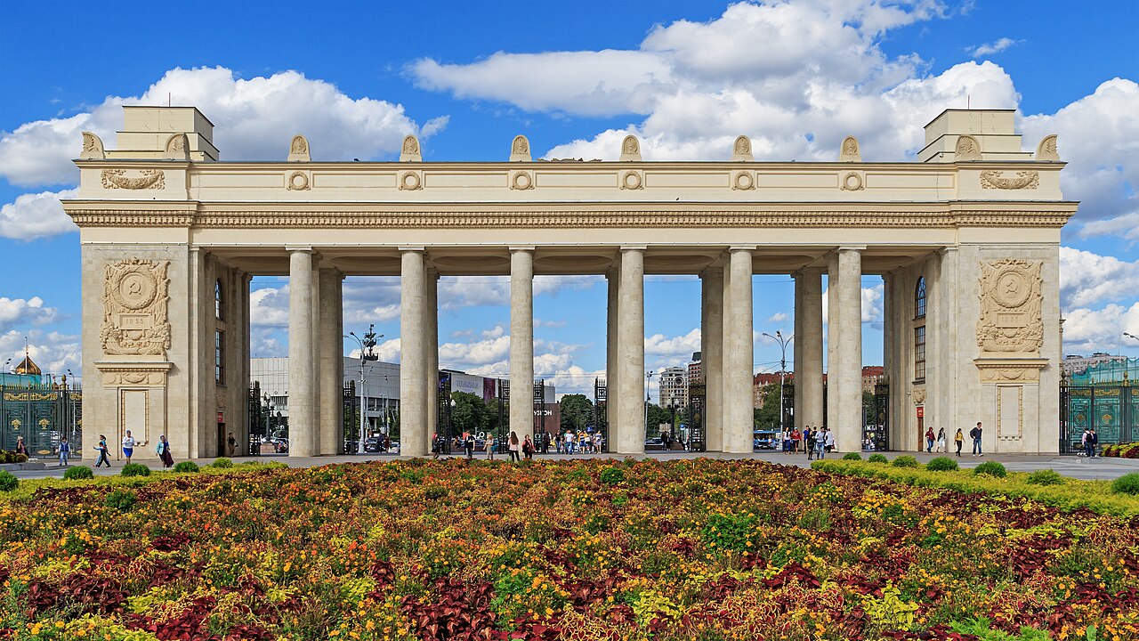 Главный вход в парк Горького в Москве